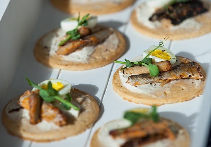Recette de sardines panées sur assiette pour un goûter ou un apéritif